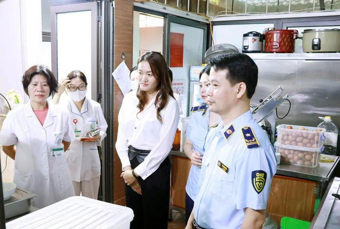 Lực lượng Quản lý thị trường Hà Nội kiểm tra công tác an toàn thực phẩm tại nhà ăn căng tin bệnh viện Bạch Mai. Ảnh: Chi cục Quản lý thị trường Hà Nội