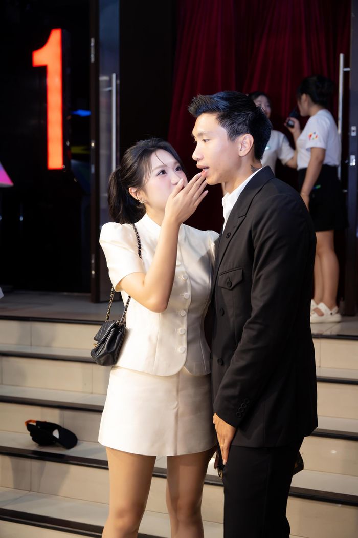 Hai vợ chồng không rời nhau nửa bước...