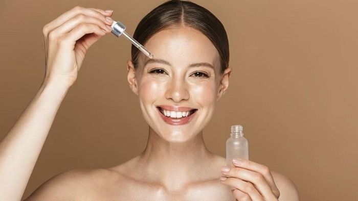 Nên ưu tiên chọn những loại serum có thành phần dịu nhẹ để da không bị kích ứng. Ảnh minh họa