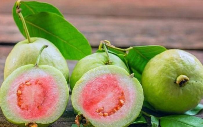 Ổi nổi bật với hàm lượng vitamin C, đồng thời cung cấp chất xơ, lycopene, quercetin và polyphenol. Ảnh minh họa