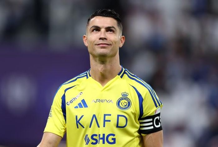 Ronaldo dùng khoản lương đầu tiên của mình tại Al-Nassr để trả cho đồng đội