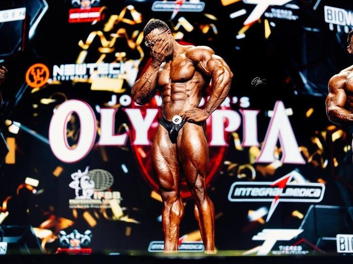 Những giọt nước mắt hạnh phúc của Darwen trong lần đầu đăng quang Mr. Olympia 2026 hạng mục Classic Physique