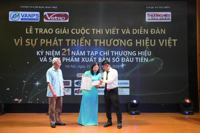 TS. Trần Hồng Hà, Phó Chủ tịch kiêm Trưởng Ban Tổ chức Hội Khoa học các sản phẩm thiên nhiên Việt Nam và Nhà báo Nguyễn Viết Hưng, Tổng Biên tập, Trưởng BTC trao giải Nhất của Cuộc thi thuộc cho tác giả Lý Thị Thu với tác phẩm: “Giữ “hồn” trà cổ thụ nơi đại ngàn”. 