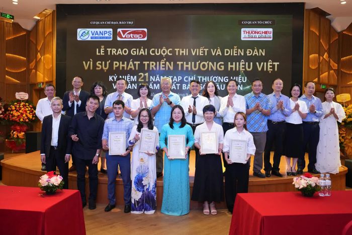 Tác giả đoạt giải chụp ảnh lưu niệm cùng Ban Tổ chức.