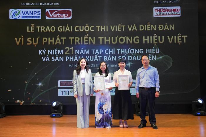 TS Lê Văn Giang, Chủ tịch Hội Khoa học và Kỹ thuật an toàn thực phẩm Việt Nam và đại diện Nhà tài trợ chính HDBANK trao giải Nhì cho nhóm tác giả Vũ Thị Thanh Tâm, Bùi Thị Thanh Nhàn, Nguyễn Thị Vân Anh – Tác phẩm: “Viglacera tiên phong phát triển xanh”và tác giả Nguyễn Thị Bạch Dương – Tác phẩm: “25 năm xây dựng thương hiệu và thực hiện khát vọng đưa bánh kẹo Việt ra thế giới của Richy Group”.
