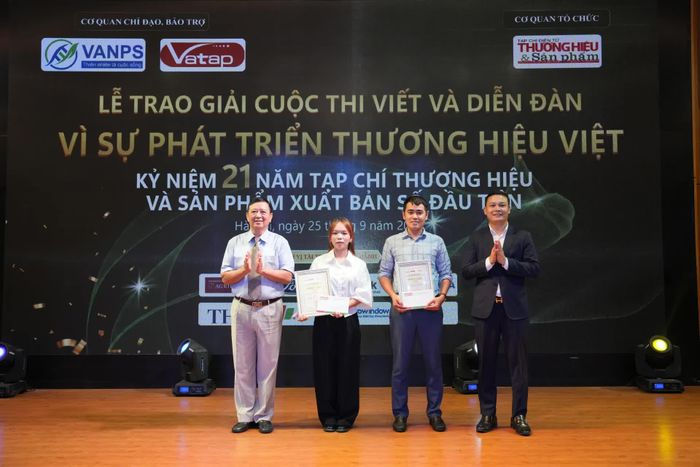 Ông Nguyễn Đăng Sinh và Nhà báo Hoàng Vững trao giải Ba cho nhóm tác giả Lê Văn Tâm – Tác phẩm: “Anh kỹ sư với hành trình nâng tầm nông sản Việt”. Tác giả Dương Thu Huyền – Tác phẩm: “Những mũi kim hình thành giá trị Việt”.
