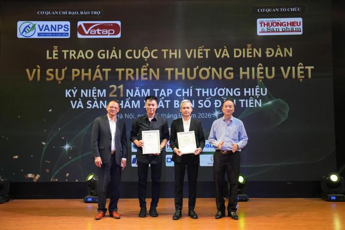 GS.TS Thái Hoàng và ông Nguyễn Văn Khải trao giả khuyến khích cho nhóm tác giả Đỗ Văn Bảo – Tác phẩm: “Từ những cánh đồng trầm lặng đến khát vọng vươn xa của thương hiệu Việt”. Tác giả Lê Thị Kim Thơ – Tác phẩm: “AQUARELLE DE SAIGON: Khi sắc màu bản địa vươn mình ra thế giới”. Nguyễn Đỗ Vĩnh Phong – Tác phẩm: “Phin ơi! Tự họa một cuộc phiêu lưu di sản”. Lê Thị Thu Thanh – Tác phẩm: “Hạt muối Thiềng Liềng đạt sản phẩm OCOP”. Và tác giả Hoàng Ngọc Bảo Trâm – Tác phẩm: “Để hàng Việt trở thành người bạn đồng hành của thế hệ trẻ hôm nay”. Đặc biệt, Ban Tổ chức vinh danh Tác giả cao tuổi nhất là cụ Nguyễn Thị Thu Thủy (84 tuổi) với tác phẩm “Tự hào thương hiệu “Vietnam rice””.