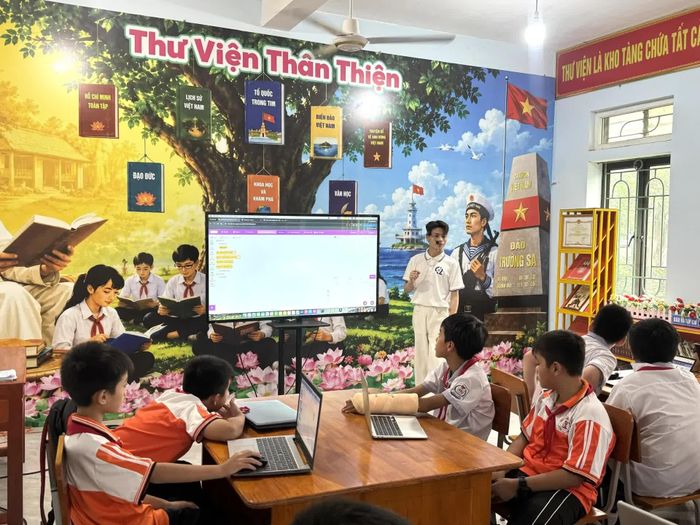 Học sinh chăm chú theo dõi giáo viên hướng dẫn những kiến thức cơ bản về lập trình