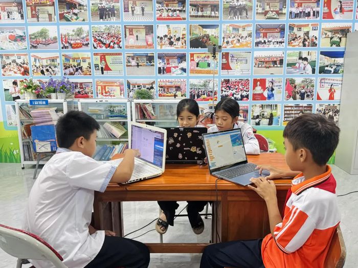 Các em học sinh trực tiếp thực hành lập trình trên máy tính dưới sự hướng dẫn của giáo viên CodeLab