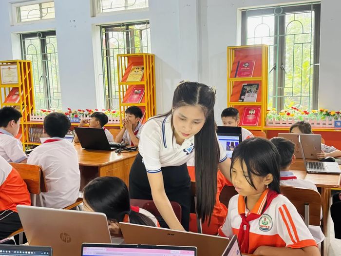 Giáo viên đồng hành, hỗ trợ học sinh trong quá trình thực hành và giải quyết các vấn đề phát sinh