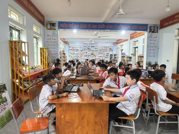 Không khí sôi nổi trong giờ học trải nghiệm khi các em cùng khám phá những kiến thức mới về công nghệ