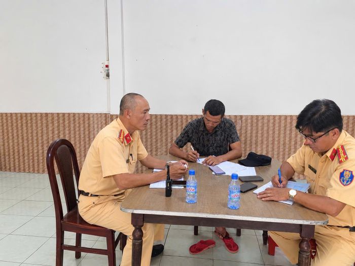 CSGT làm việc với ông N.B.T. 