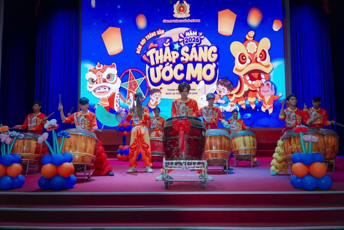 Những tiếng trống hội, nụ cười trẻ thơ, những món quà được trao tận tay..., các em thiếu nhi đã có mùa Trung thu ấm áp, rộn ràng niềm vui