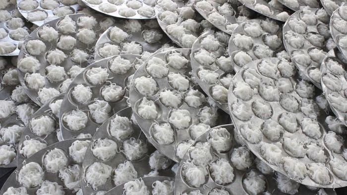 Những lá bún bánh đượ làm từ những hạt gạo ngon, tạo nên hương vị đặc trưng của bún bánh Đông Quang.