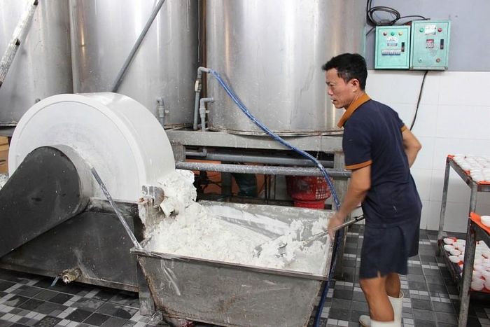 Hộ gia đình như anh Trịnh Thanh Đàm đưa máy móc vào sản xuất để giảm chi phí nhân công, tăng năng suất lao động nhưng vẫn giữ nguyên các công đoạn làm bún truyền thống.