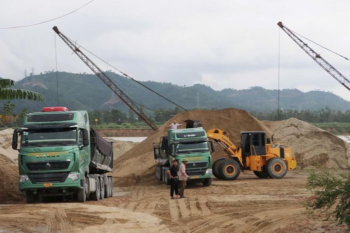 Dọc sông Lam qua huyện Hưng Nguyên và Nam Đàn cũ có 8 mỏ khai thác khoáng sản và hàng chục bến thủy nội địa. (Ảnh: NAG)