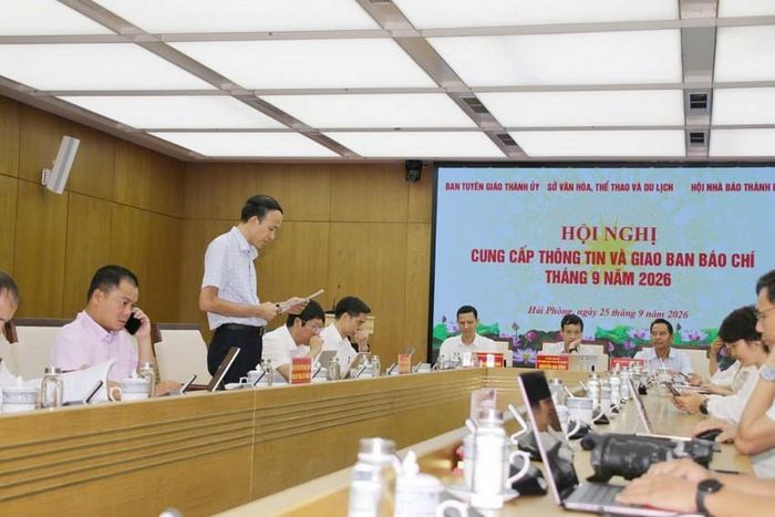 Ông Nguyễn Quang Quỳnh, Phó Tổng Giám đốc Ban Quản lý dự án đầu tư xây dựng công trình giao thông Hải Phòng thông tin tại hội nghị. Ảnh Duy Mạnh