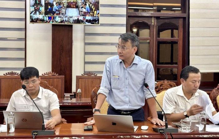  Đại diện Văn phòng Đăng ký đất đai phát biểu. 