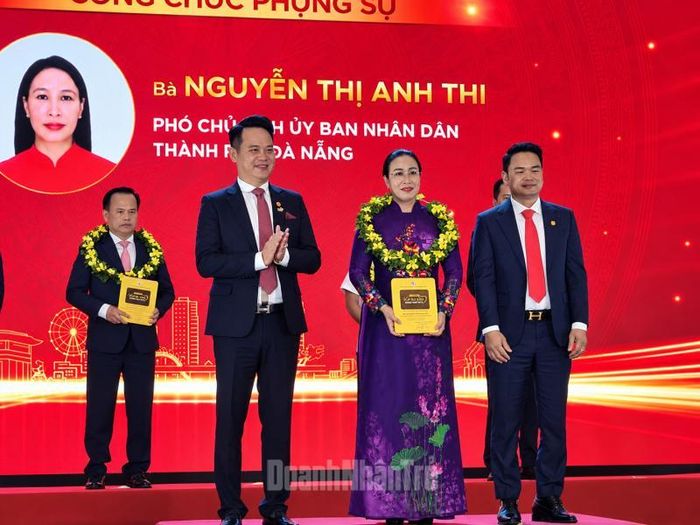 Chủ tịch Hội Doanh nhân trẻ Việt Nam Đặng Hồng Anh và Chủ tịch Hội Doanh nhân trẻ TP. Đà Nẵng trao kỷ niệm chương "Vì một Đà Nẵng thành phố tử tế" cho bà Nguyễn Thị Anh Thi, Phó Chủ tịch Ủy ban nhân dân TP. Đà Nẵng.