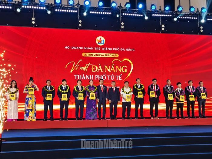 Các cá nhân được vinh danh tại lễ tôn hinh và trao giải vì một Đà Nẵng thành phố tử tế