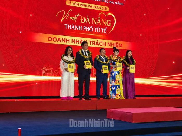 Doanh nhân trẻ thành phố Đà Nẵng nhận kỷ niệm chương vì một Đà Nẵng thành phố tử tế.