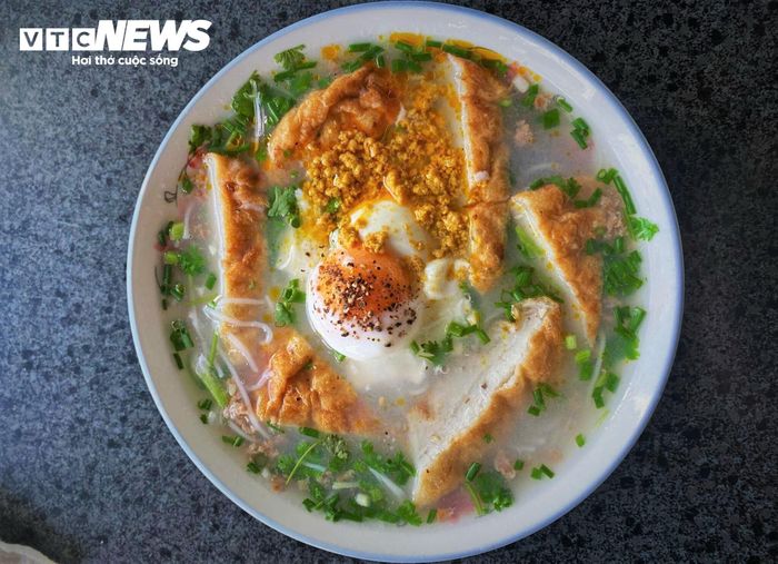 Một tô bún tươi có đầy đủ topping gồm rạm, tôm, trứng và chả cá chỉ có giá 20.000 đồng tại các vùng đầm ven biển Gia Lai.