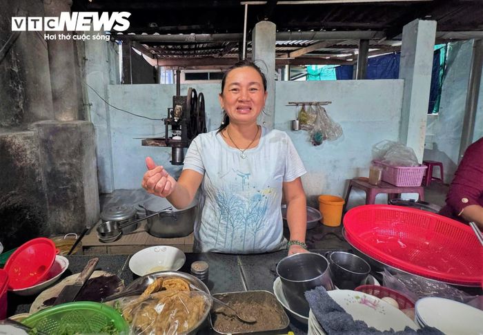 Bà Nguyễn Thị Xuân Hồng - người gắn bó với nghề bán bún rạm Phù Mỹ đến nay đã 29 năm.