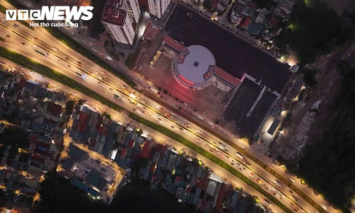 Bến xe Yên Sở nằm trên trục Vành đai 3, khu vực có mật độ phương tiện cao. Công trình cách Bến xe Nước Ngầm khoảng 2km và Bến xe Giáp Bát khoảng 5km, tạo điều kiện kết nối với mạng lưới giao thông hiện hữu ở phía Nam thành phố.