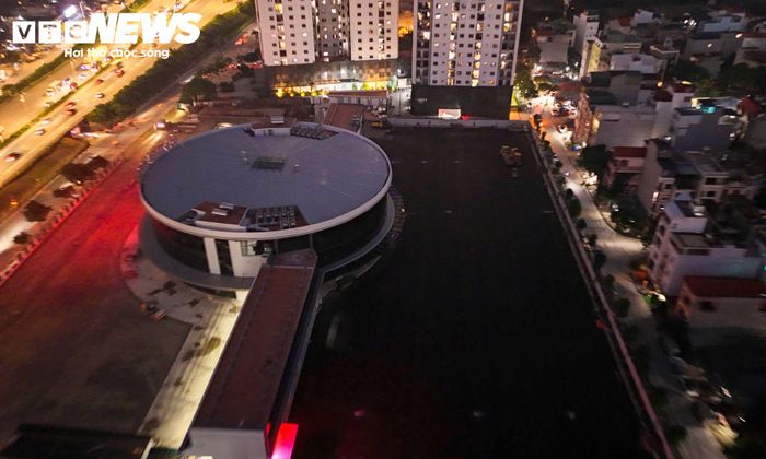 Bao quanh phần nhà chính là khối công trình hình tròn rộng khoảng 2.000m². Theo phương án bố trí, tầng một được sử dụng làm khu bán vé kết hợp showroom, tầng hai dành cho dịch vụ ăn uống. Hệ thống kính cường lực đã được lắp đặt ở mặt ngoài công trình.