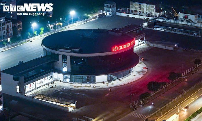Một trong những hạng mục đáng chú ý của Bến xe Yên Sở là tầng hầm rộng khoảng 5.000m². Không gian này được bố trí để trông giữ phương tiện cho hành khách, qua đó tăng diện tích phục vụ mà không phải dành toàn bộ mặt bằng trên cao cho việc đỗ xe.