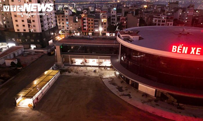 Bên trong bến xe, các tuyến đường dẫn phục vụ hành khách và phòng điều độ, nơi thực hiện việc đóng lệnh cho xe xuất bến cũng đã hoàn thiện. Các hạng mục này tạo thành hệ thống phục vụ khép kín từ khu vực xe ra vào đến không gian dành cho hành khách.