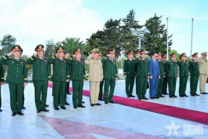 Đại tướng Nguyễn Trọng Nghĩa và đoàn đại biểu chính trị cấp cao Quân đội nhân dân Việt Nam đặt vòng hoa tại Đài tưởng niệm Liệt sĩ ở thủ đô Algiers. 