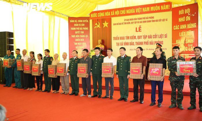 Nhân dịp này, Ban Chỉ đạo 515 Quốc gia, Thủ trưởng Bộ Tư lệnh Quân khu 3, lãnh đạo UBND TP Hải Phòng, Thủ trưởng Bộ CHQS thành phố và lãnh đạo xã Vĩnh Bảo tặng quà động viên các tập thể, cá nhân, đội tìm kiếm, quy tập hài cốt liệt sĩ, đại diện 8 gia đình liệt sĩ, nhân chứng cung cấp thông tin về liệt sĩ.