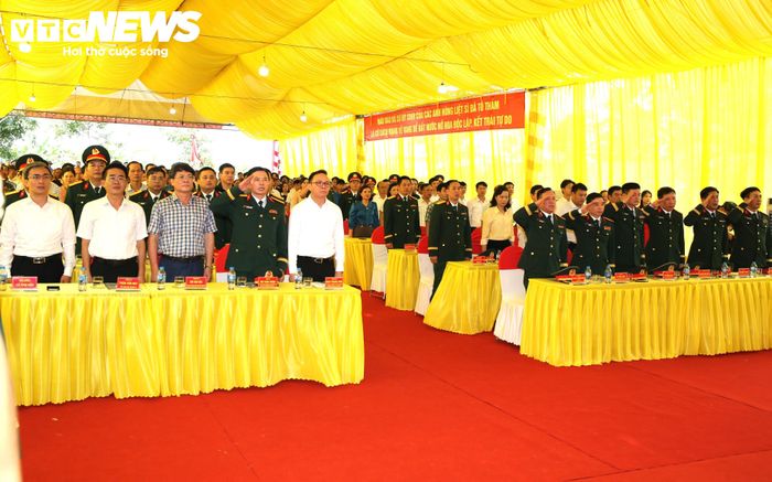 Trong không khí linh thiêng, trang nghiêm và thành kính, các đại biểu và thân nhân các liệt sĩ, đồng bào tử nạn và người dân địa phương thực hiện Lễ chào cờ triển khai tìm kiếm, quy tập hài cốt liệt sĩ tại khu Mả Chìa.