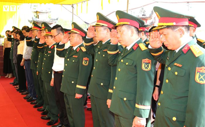 Các đại biểu dành 1 phút tưởng niệm các liệt sĩ và đồng bào tử nạn.