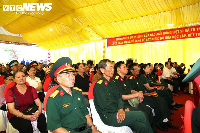 Đông đảo cựu chiến binh, thân nhân các liệt sĩ và thân nhân đồng bào tử nạn ở khu vực Mả Chìa tham dự buổi lễ.