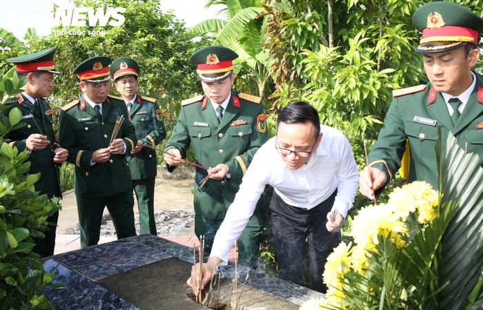 Các đại biểu thắp hương tại những ngôi mộ liệt sĩ được thân nhân xây dựng, tôn tạo và xác định phần mộ theo tâm linh, người dân địa phương thường gọi là “mộ gió”.