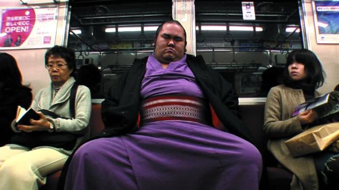 Dưới lớp mỡ, võ sỹ sumo cũng có cơ bắp chắc khỏe. (Ảnh: JP Times)