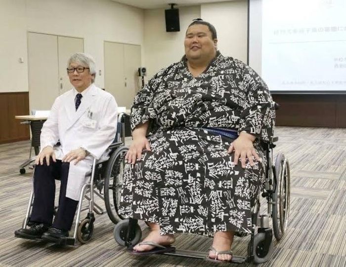 Cơ thể to béo cũng khiến võ sỹ sumo gặp nhiều khó khăn trong sinh hoạt. (Ảnh: JP Times)