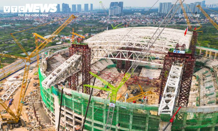 Trước đó, ngày 22/9, hệ kết cấu mái vòm thép nặng khoảng 8.600 tấn được nâng lên 4 trụ chính. Nhà thầu sử dụng hệ cáp kích rút tại 4 cụm trụ để thực hiện công đoạn này. Sau khi nâng, kết cấu mái đạt cao độ và vị trí theo thiết kế, đồng thời được duy trì ổn định để tiếp tục các công việc thi công.