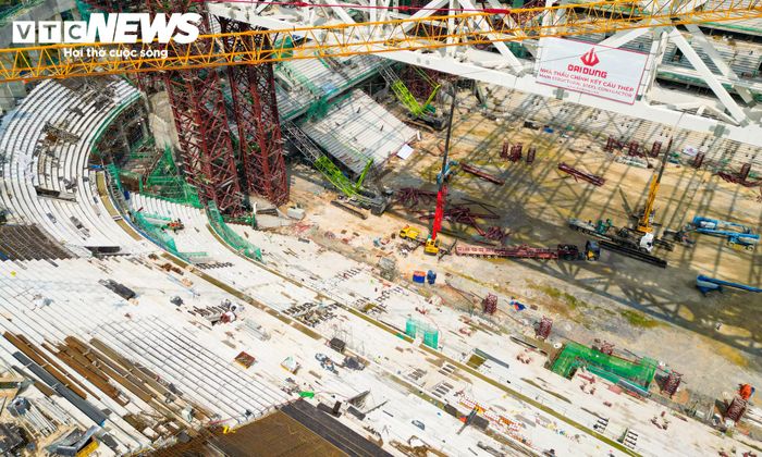 Sân vận động PVF có diện tích khoảng 55.000m², được quy hoạch với 60.000 chỗ ngồi, gồm 4 khán đài chính A, B, C, D. Công trình còn có các khu chức năng phục vụ kỹ thuật, an ninh, điều hành và phát sóng, báo chí, cầu thủ, khu VIP, dịch vụ và ẩm thực. Toàn bộ dự án nằm trong tổ hợp thể thao - dịch vụ khoảng 92ha. Trong đó, quảng trường và khu vực bãi đỗ xe ngoài trời được quy hoạch với diện tích khoảng 18ha.