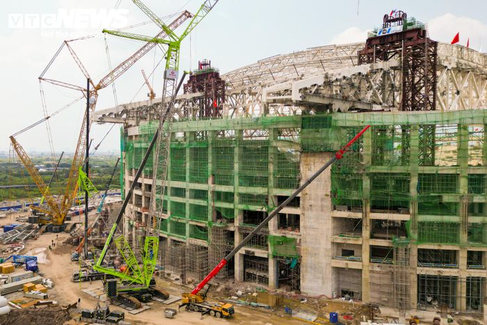 Sau khi hoàn thành những hạng mục kết cấu chính, nhiều cấu kiện và hệ thống giàn giáo phía ngoài công trình đang được tháo dỡ để chuyển sang giai đoạn hoàn thiện.