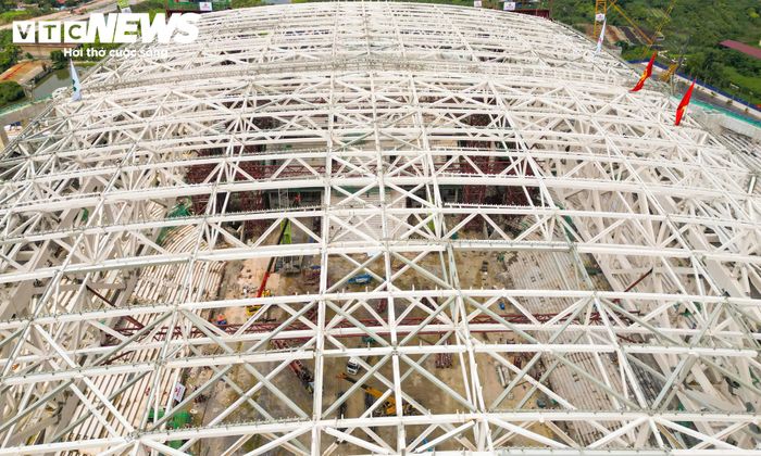 Theo thiết kế, phần mái chính gồm 2 dầm vòm dạng hộp, mỗi dầm dài khoảng 373m, sâu 10,7m và rộng 5m. Tổng khối lượng kết cấu mái khoảng 8.600 tấn.