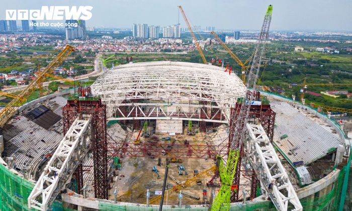 Cùng với hệ mái, sân vận động được thiết kế hệ cửa kính end-zone cao khoảng 36m, rộng 55m. Kết cấu này giúp đưa ánh sáng tự nhiên vào bên trong, đồng thời tạo khả năng thay đổi không gian sử dụng sân. Hai tấm màng xuyên sáng có kích thước 78 x 125m được thiết kế đóng, mở tự động trong khoảng 12-20 phút. 
