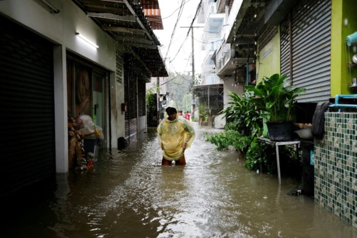 “Nước cứ liên tục tràn vào. Giờ ra ngoài khó lắm. Nước ngập đến ngang eo tôi rồi”, ông Somkid Pheuk-ngam (67 tuổi), bán hàng rong sống gần con kênh ở phía bắc trung tâm thủ đô Bangkok cho biết. (Ảnh: Getty)