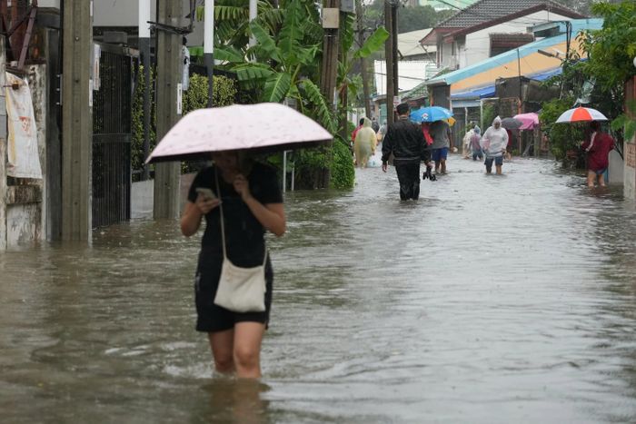  Cục Phòng chống và Giảm nhẹ thiên tai Thái Lan (DDPM) cũng cảnh báo nguy cơ xảy ra lũ quét, dòng nước từ rừng đổ xuống, sạt lở đất và nước sông dâng tràn bờ. (Ảnh: AP)