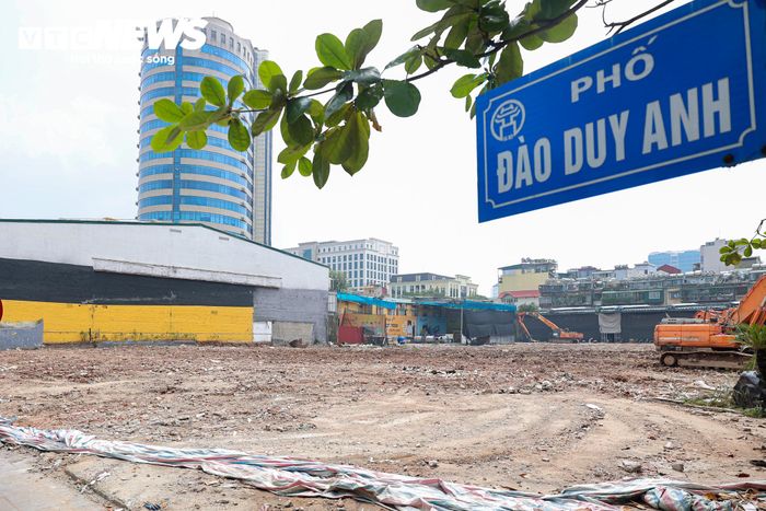 Những ngày gần đây, nhiều công trình tại khu đất số 5 Đào Duy Anh được tháo dỡ, thu dọn mặt bằng. Bên trong khu đất, máy xúc cùng nhiều phương tiện, thiết bị được huy động để phá dỡ các hạng mục hiện hữu.