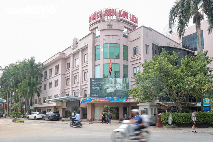 Liền kề khu vực đang tháo dỡ là Khách sạn Kim Liên. Công trình này được hình thành từ năm 1961, tiền thân là Khách sạn Bạch Mai, sau đó mang tên Khách sạn Chuyên gia Kim Liên, từng phục vụ các chuyên gia nước ngoài làm việc tại Việt Nam.