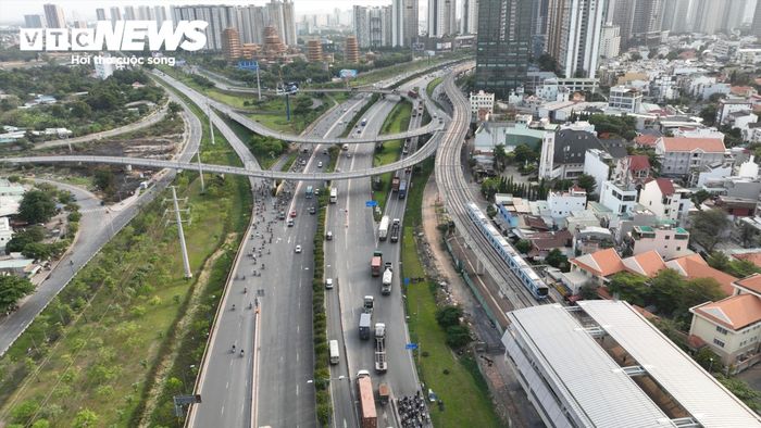 TP.HCM đang tính cơ chế thu lại một phần giá trị bất động sản tăng lên nhờ gần ga metro để tái đầu tư cho giao thông công cộng. (Ảnh: Thy Huệ)