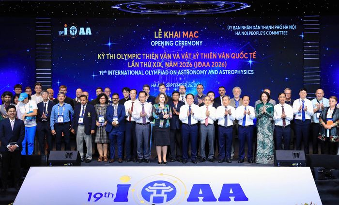 Các đại biểu đại diện nước chủ nhà Việt Nam cùng các đoàn quốc tế chụp ảnh lưu niệm.